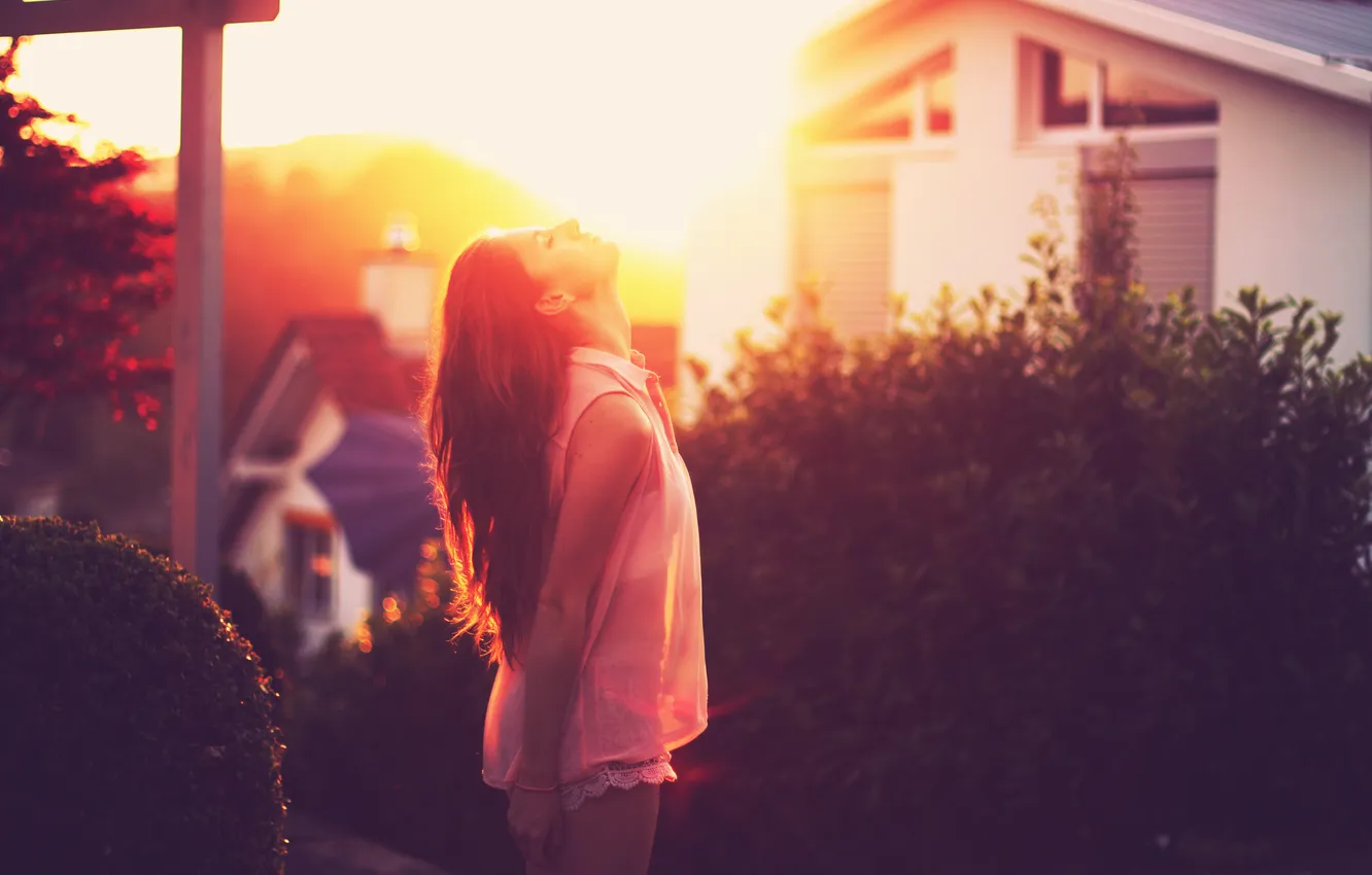 Photo wallpaper girl, the sun, shorts, yard, profile, neck