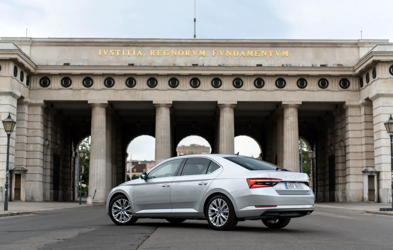 Photo wallpaper the building, columns, sedan, facade, Skoda, Skoda, four-door, Superb