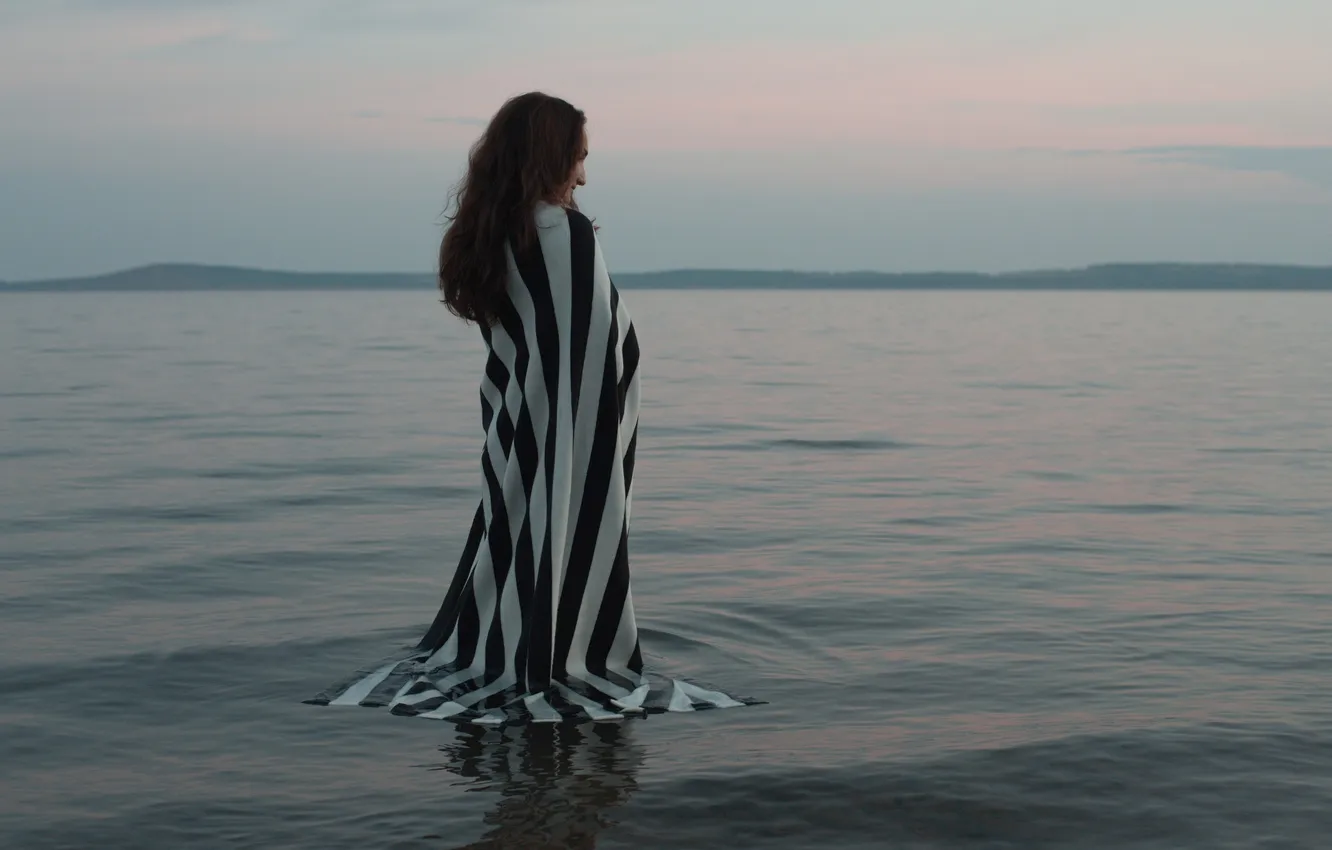 Photo wallpaper water, girl, blanket