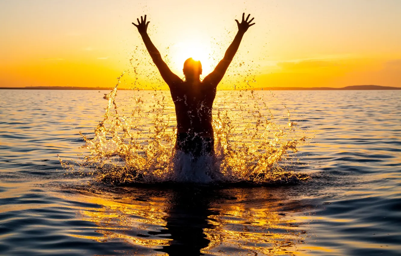 Photo wallpaper WATER, HORIZON, The SKY, DROPS, The SUN, HANDS, SQUIRT, MALE
