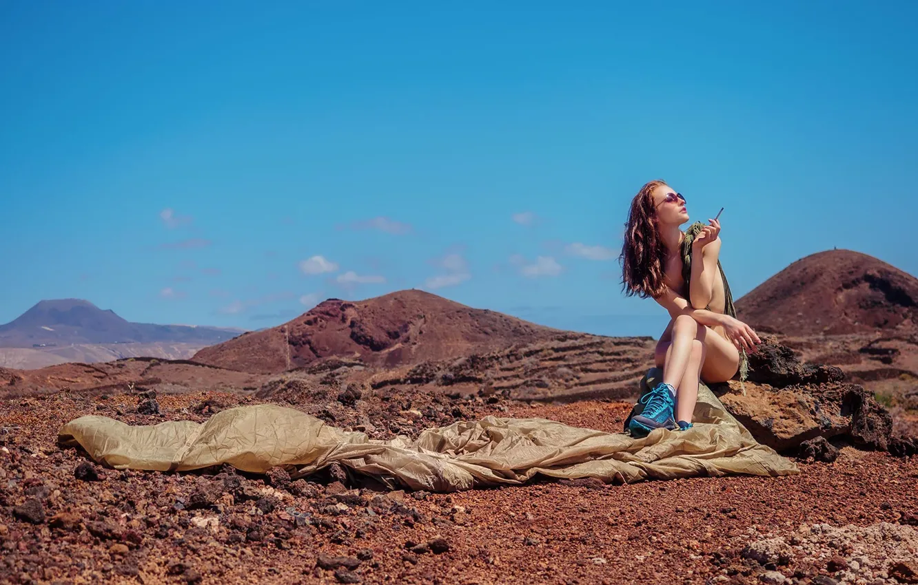Photo wallpaper girl, mountains, glasses, cigarette, break, landing on Mars