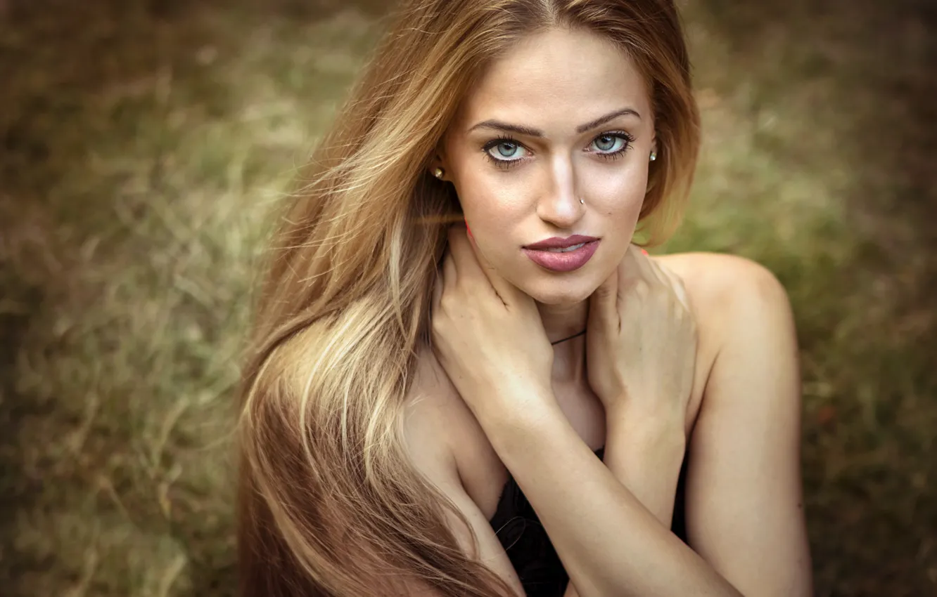 Photo wallpaper piercing, sponge, curls, George Prapas