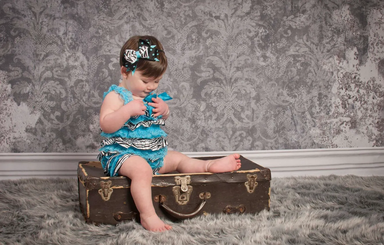 Photo wallpaper girl, outfit, fur, suitcase, sitting