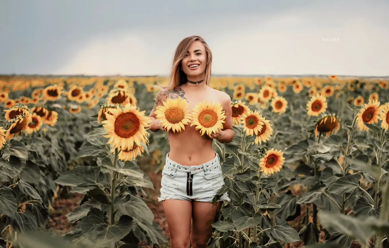 Photo wallpaper sunflowers, smile, shorts, Girl, tattoo, Kalisa Marcenco