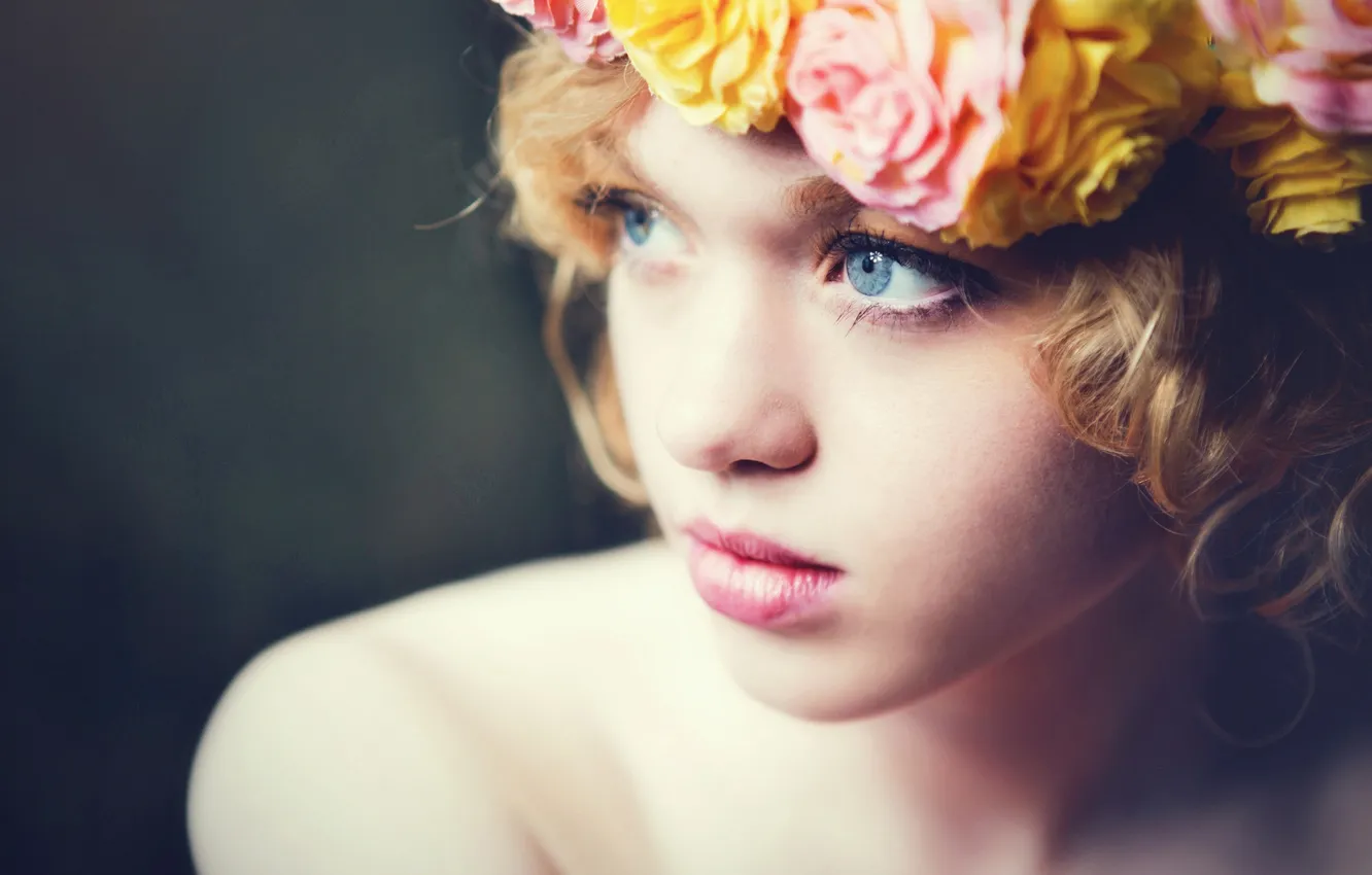 Photo wallpaper look, portrait, blue eyes, wreath, bokeh