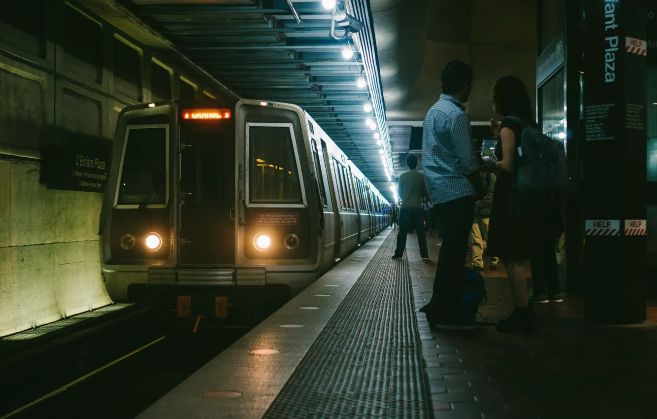 Photo wallpaper metro, people, train, waiting, platform