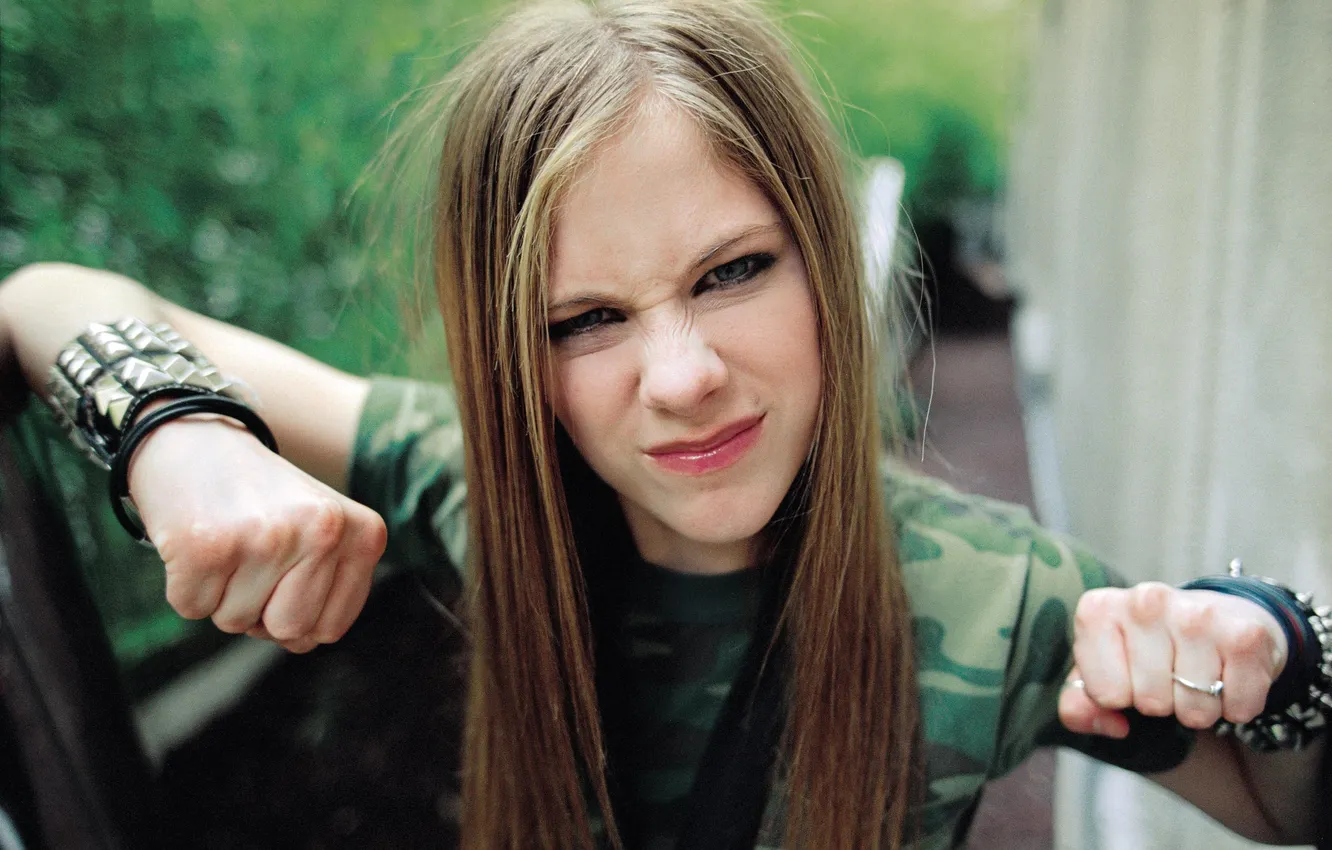 Photo wallpaper girl, Avril Lavigne, Rock singer, shows fists, wrinkled nose
