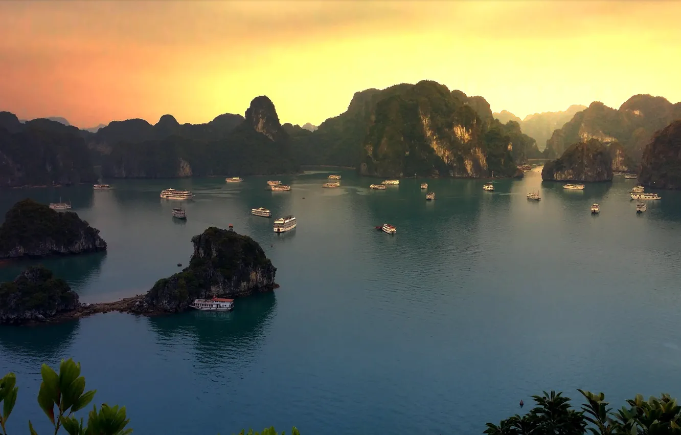 Photo wallpaper sunset, mountains, ship, boats, Bay, Vietnam, Halong