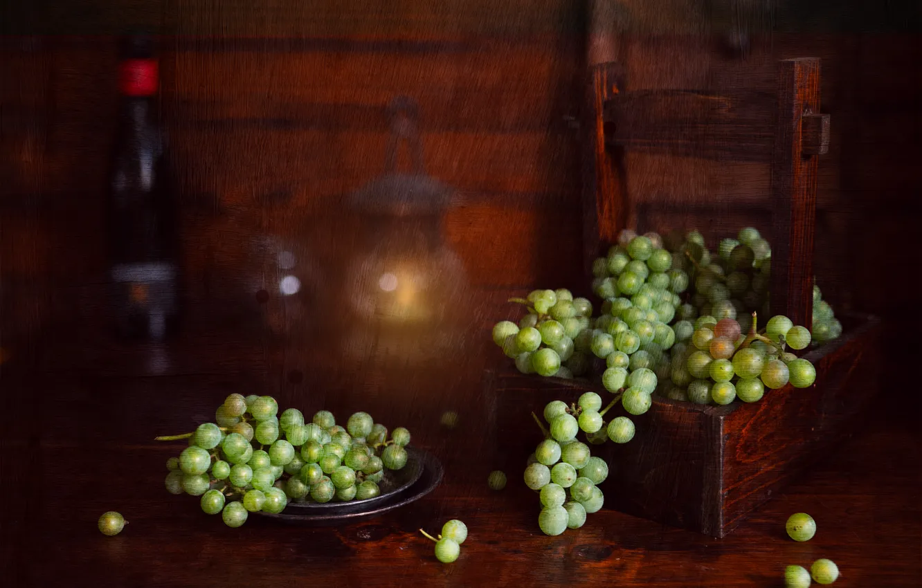 Photo wallpaper green, the dark background, table, Board, bottle, texture, lights, grapes