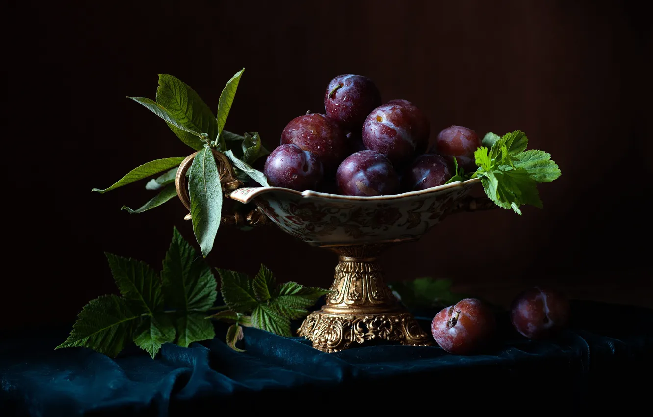 Photo wallpaper drops, still life, plum