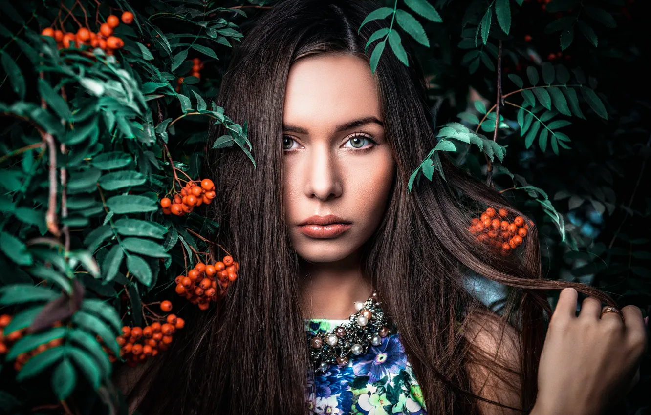Photo wallpaper girl, berries, portrait, sponge, the beauty, Rowan