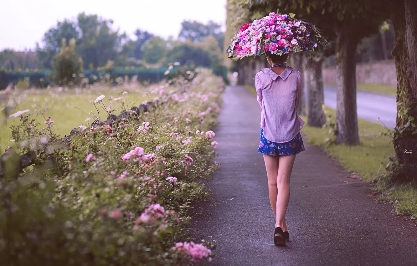 Photo wallpaper girl, flowers, the city, street