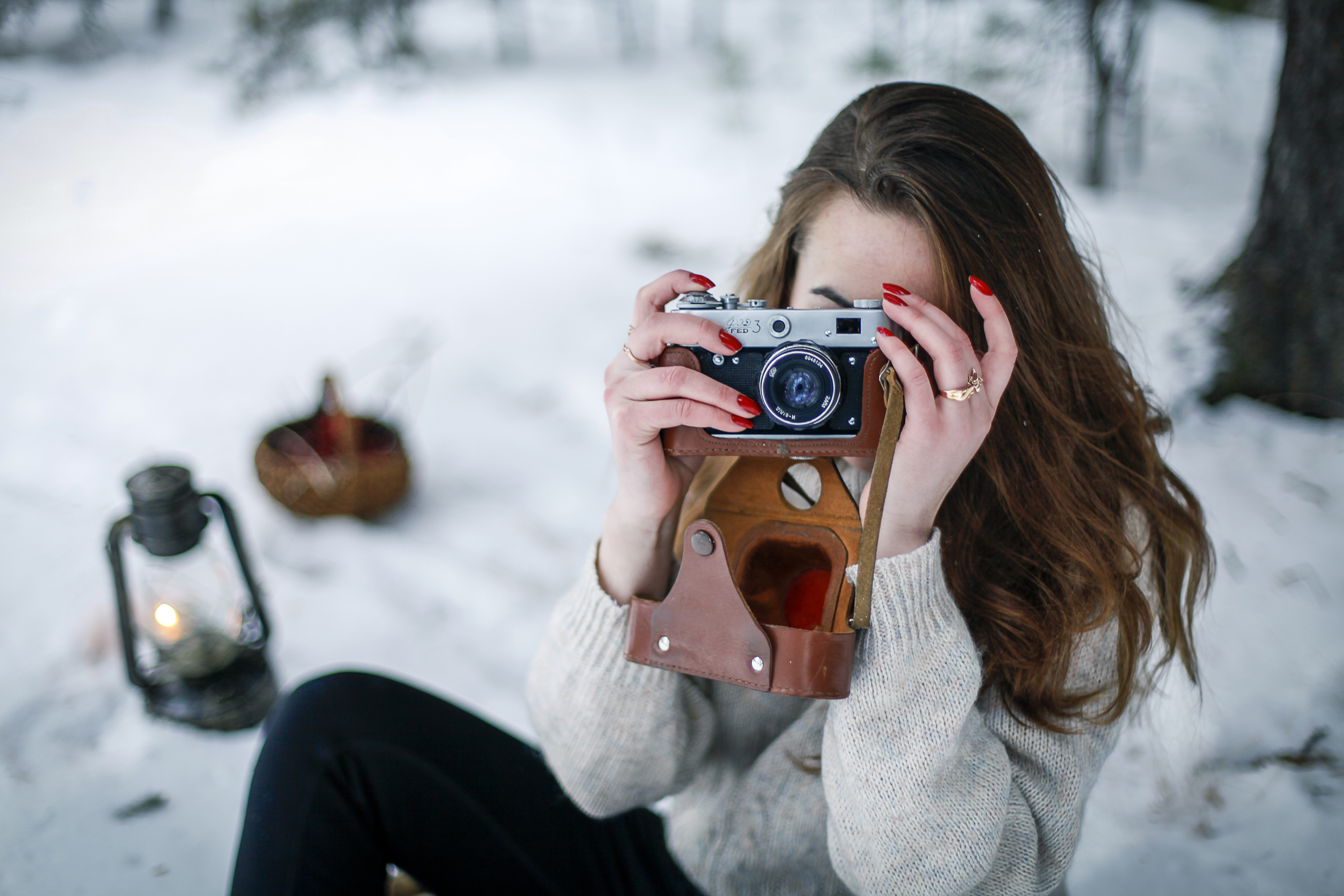 Камера лет. Девушка с фотоаппаратом. Фотосессия с фотоаппаратом. Красивая девушка с фотоаппаратом. Девушка фотограф зимой.