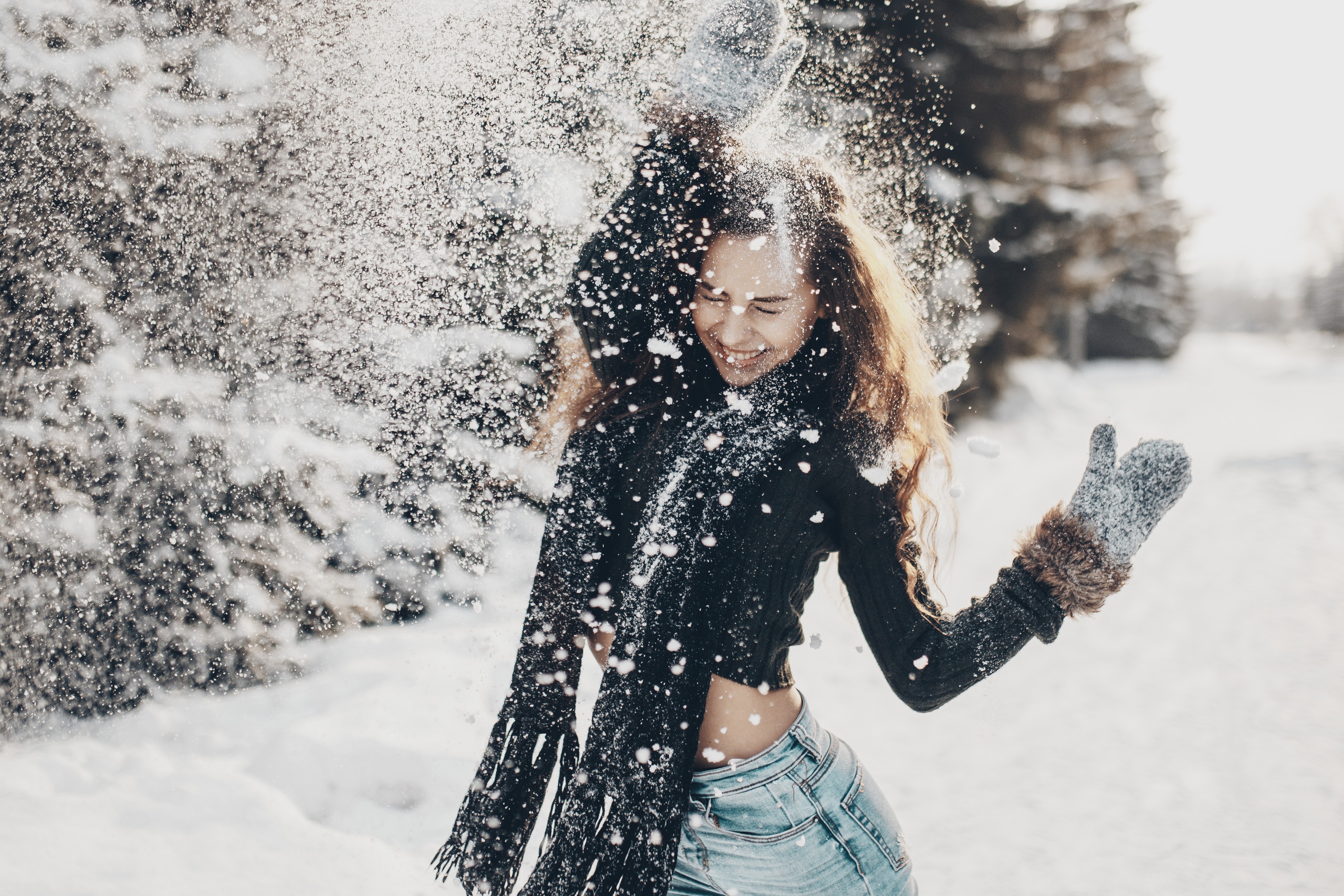Девушка в сугробе. Девушка зимой. Девушка в снегу. Фотосессия девушки зимой. Красивая девушка снег.