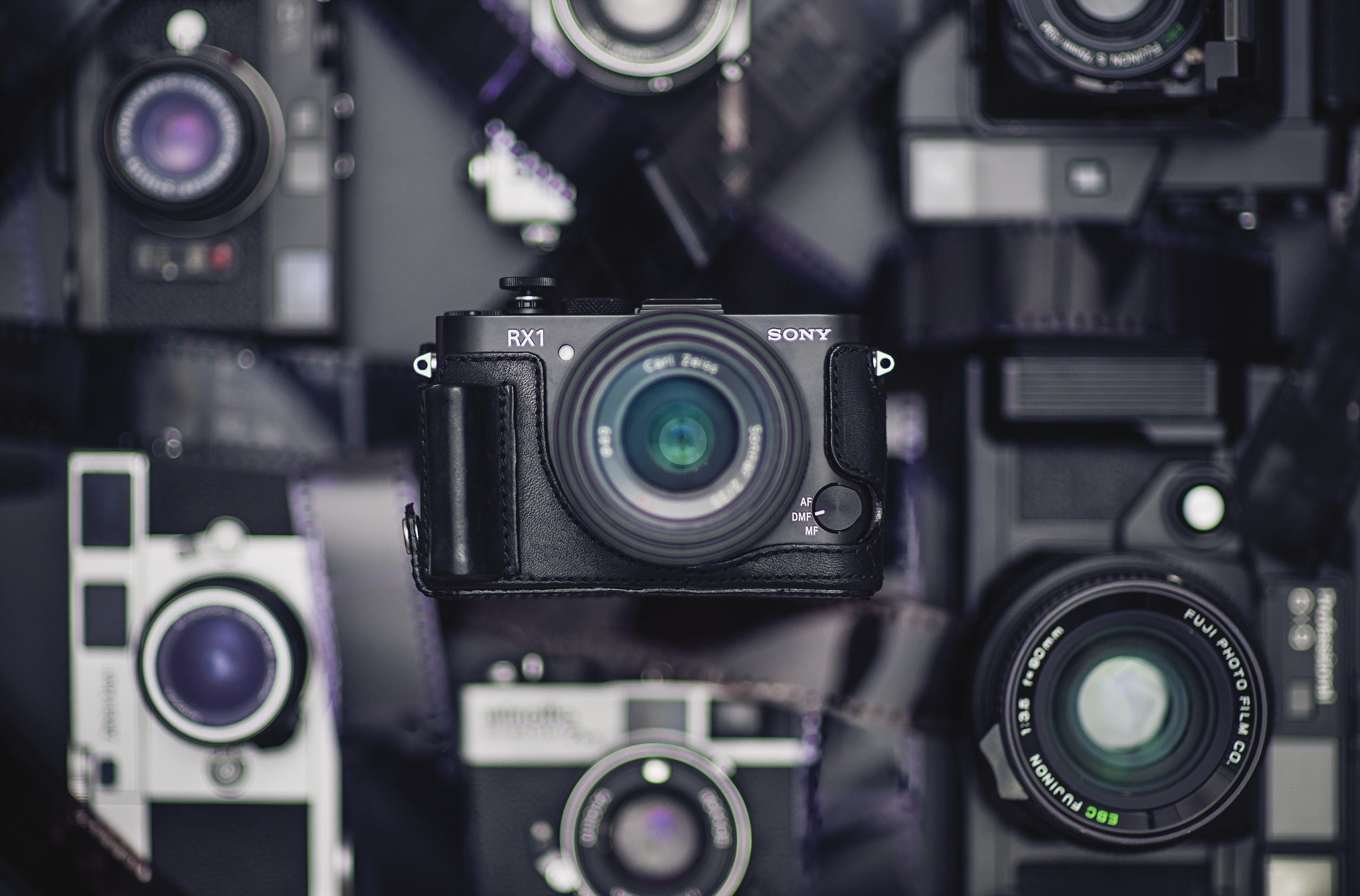 Camera texture. Фон фотоаппарат. Много фотоаппаратов. Фон для камеры. Фотоаппарат на красивом фоне.