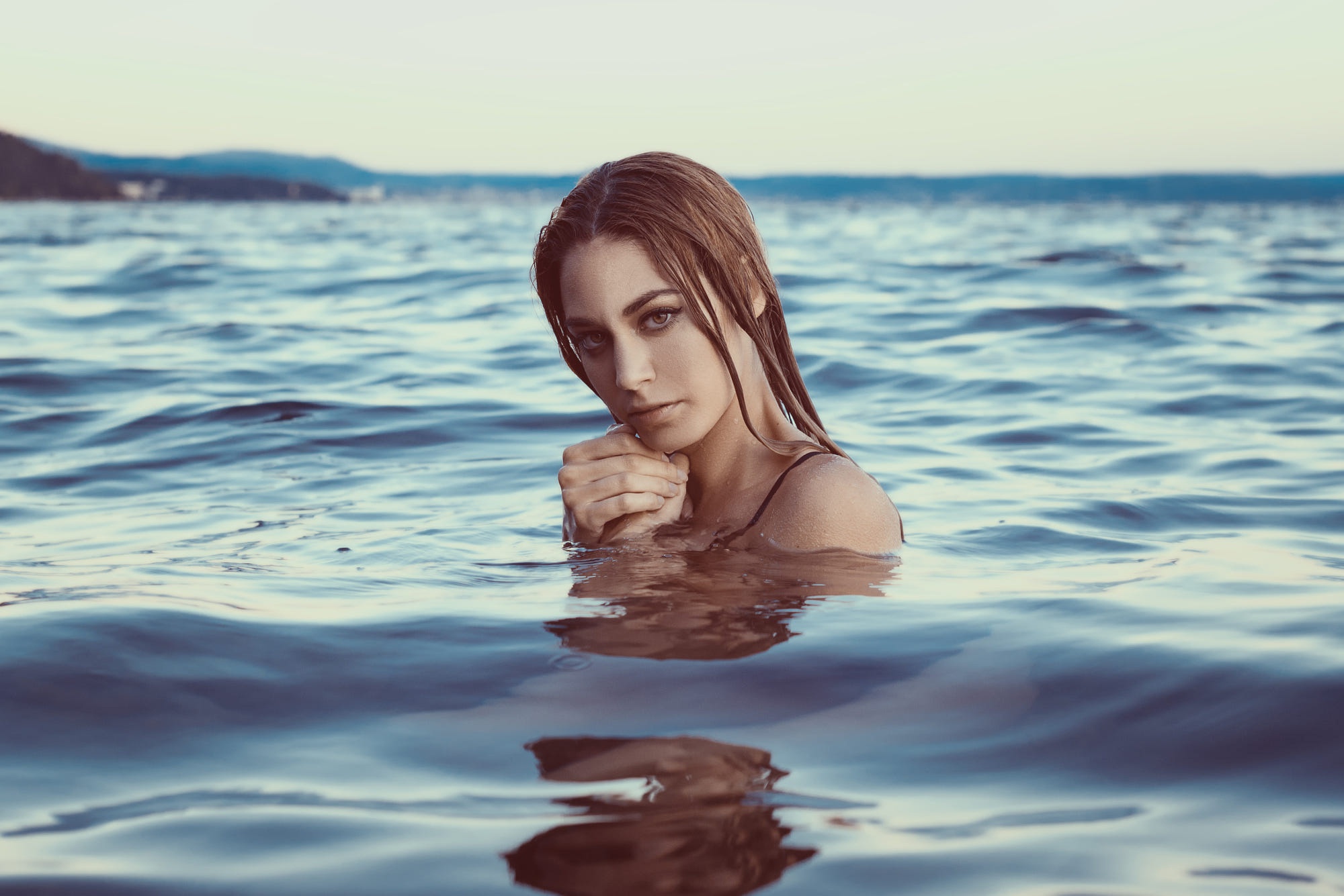 Девушка в воде 18. Девушка в воде. Фотосессия в воде. Красивые девушки в воде.